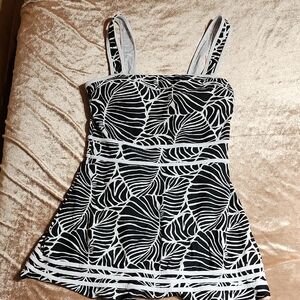 Alisha Levine Black And White Leaf Pattern Swimsuit Swim Dress.